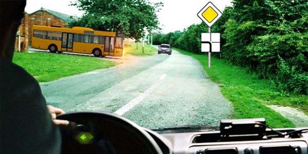 سوال 56: قبل از آغاز حرکت آیا مجبور به رعایت حق تقدم راننده ای هستید که در حال انجام دور برگردان است؟