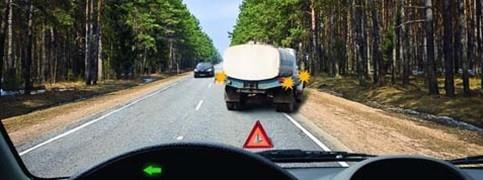 سوال 62: در صورت تغییر همزمان خط عبور راننده کدام وسیله نقلیه دارای حق تقدم برای عبور است؟