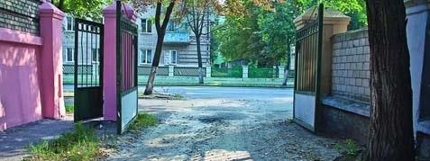 سوال 68: عبور به کدام سمت ممنوع است؟