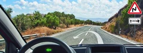 سوال 90: شما حرکت را از شانه راه آغاز می کنید ،آیا مجبورید حق تقدم خودروی سواری سبکی را که در حال دور برگردان است رعایت کنید؟