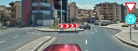 سوال 119: آیا مجبور به روشن کردن چراغ راهنما برای گردش به راست در این تقاطع هستیم؟