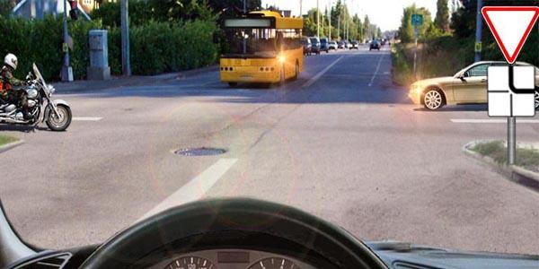 سوال 45: در صورت آغاز حرکت همزمان از محل توقفگاه آیا مجبور به رعایت حق تقدم راننده ای هستید که در مقابل است؟