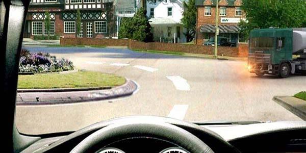 سوال 46: آیا راننده در این حالت مجاز به اقدام به گردش به راست است؟