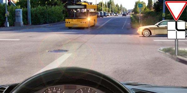 سوال 47: :راننده هنگام دنده عقب بدلیل نداشتن میدان دید باید