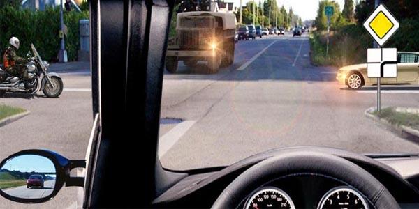 سوال 51: راننده با ورود به محوطه حیاط ساختمان کدامیک از مقررات را نقض می کند؟