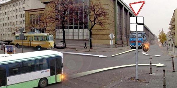 سوال 480: راننده کدام وسیله نقلیه باید حق تقدم را رعایت کند؟