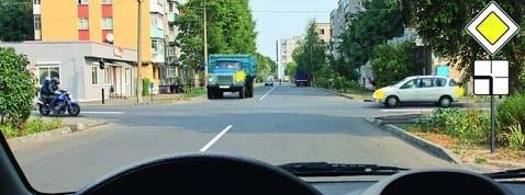 سوال 493: تردد «راننده وسیله نقلیه ای که وارد تقاطعی می شود با تردد دورانی و مجهز به تابلوی ):جهت عبور در میدان( »دورانی