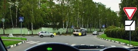 سوال 512: هنگام عبور از تقاطع در مسیر مستقیم مجبور به رعایت حق تقدم کدامیک هستید؟