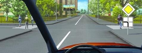 سوال 521: در کدام گزینه وسایل نقلیه ای که تردد آنها مجاز است درست قید شده است؟