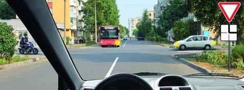 سوال 529: در حالتی که این عالمت چراغ راهنمایی مشاهده می شود تردد کدام وسایل نقلیه مجاز است؟