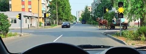 سوال 533: در کدام گزینه وسایل نقلیه ای که تردد آنها مجاز است درست قید شده است؟