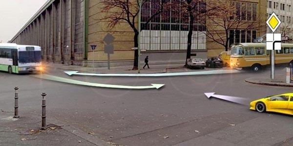 سوال 442: هنگام گردش به چپ باید حق تقدم را برای کدامیک رعایت کنید؟