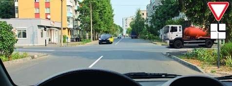 سوال 537: در این وضعیت کدام وسایل نقلیه دارای حق ادامه تردد هستند؟