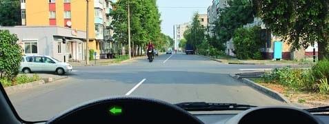 سوال 539: راننده کدام وسیله نقلیه حق ادامه تردد در مسیر قید شده را دارد؟