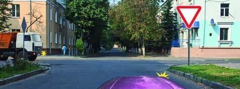 السؤال 554: من هو السائق الذي يخالف قواعد الطريق عند االنعطاف؟