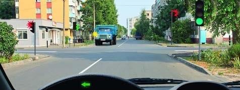 سوال 619: و عالمت سبز »خط ممتد ایست«راننده هنگام نزدیک شدن به تقاطع در شرایط خط کشی چراغ راهنمایی ،چطور باید عمل کند؟