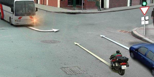 السؤال 604: :عند االنعطاف يجب على السائق إفساح الطريق