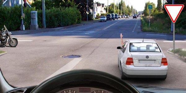 Вопрос 899: Если на грунтовой дороге непосредственно перед перекрестком имеется участок с покрытием, то делает ли это ее равной по значению с пересекаемой?