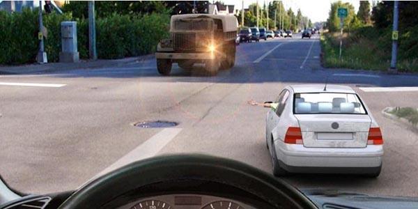 Հարց 950: Ինչի՞ մասին է տեղեկացնում թեթև մարդատար ավտոմոբիլի վարորդի կողմից ձեռքով տրված ազդանշանը։