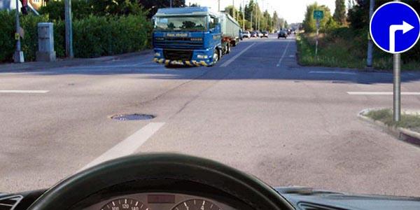 سوال 912: سانتیمتر و 55متر و 1در صورت برخورد خودرو با بدنه با ارتفاع کم با عابر پیاده بالغ با قد بیشتر ،به احتمال بیشتر چه آسیب هایی نزد وی مشاهده خواهند شد؟