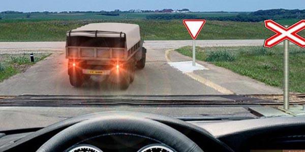 سوال 916: )مغز-جمجمه(چه نوع کمک های اولیه ای باید در صورت مواجه شدن با صدمه وارده به سر با مشاهده زخم در قسمت پوشیده با مو روی سر اعمال کرد؟ باید خونریزی را با فشار مستقیم بر روی زخم متوقف ساخته ،بر روی زخم پانسمان فشاری . در صورتی که مصدوم بیهوش باشد باید وی را در حالت برگردانده به پهلو به .قرار داد در صورت امکان در قسمت صدمه وارده به سر کمپرس سرد باید .صورت ثابت قرار داد